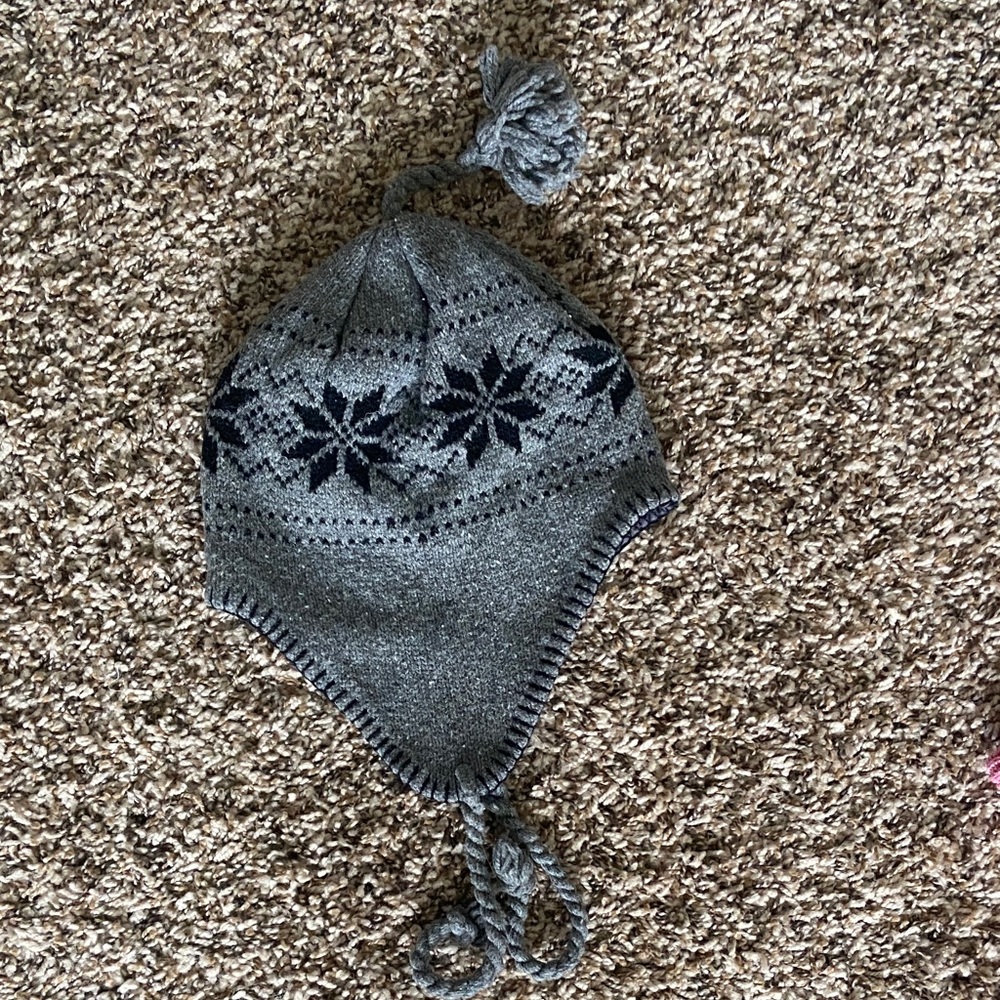 ❄️ Cozy Gray and Black Winter Hat